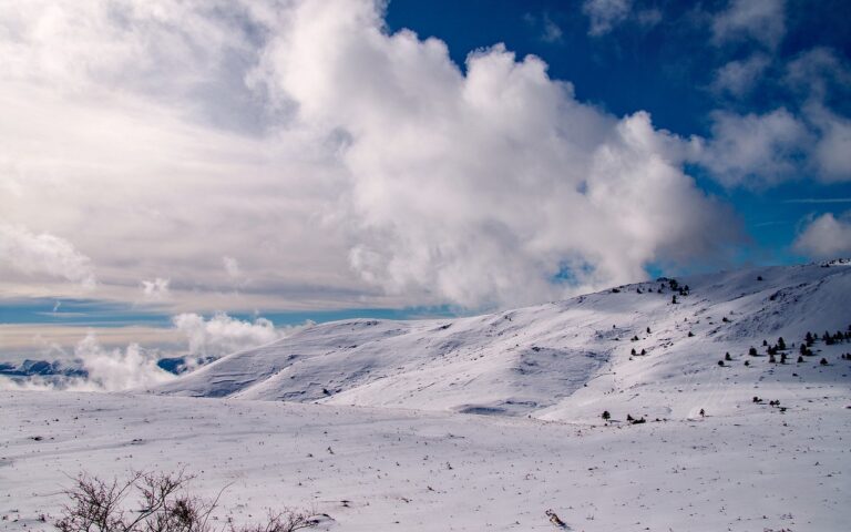 Scenario innevato nel parco delle Madonie, vista mare in lontananza durante una giornata di sci.