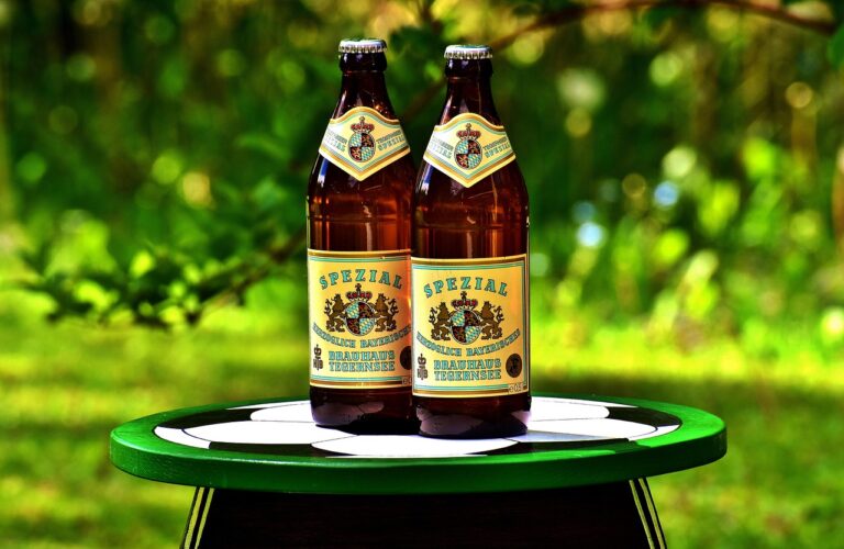 Un atleta dissetato con una birra in mano dopo aver terminato un allenamento sportivo.