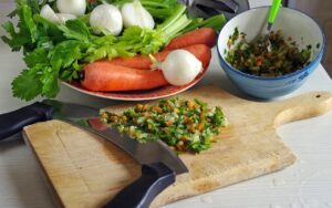 Zuppa sana e colorata con ingredienti freschi per la salute dei reni.