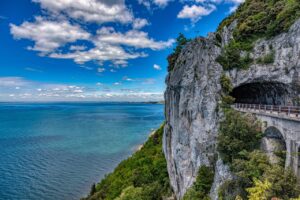 Sentiero panoramico nel Parco del Conero con vista sul mare e vegetazione rigogliosa.