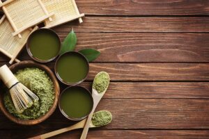 Polvere di tè matcha verde in una ciotola, simbolo di energia e benessere.