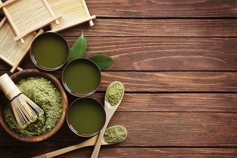 Polvere di tè matcha verde in una ciotola, simbolo di energia e benessere.