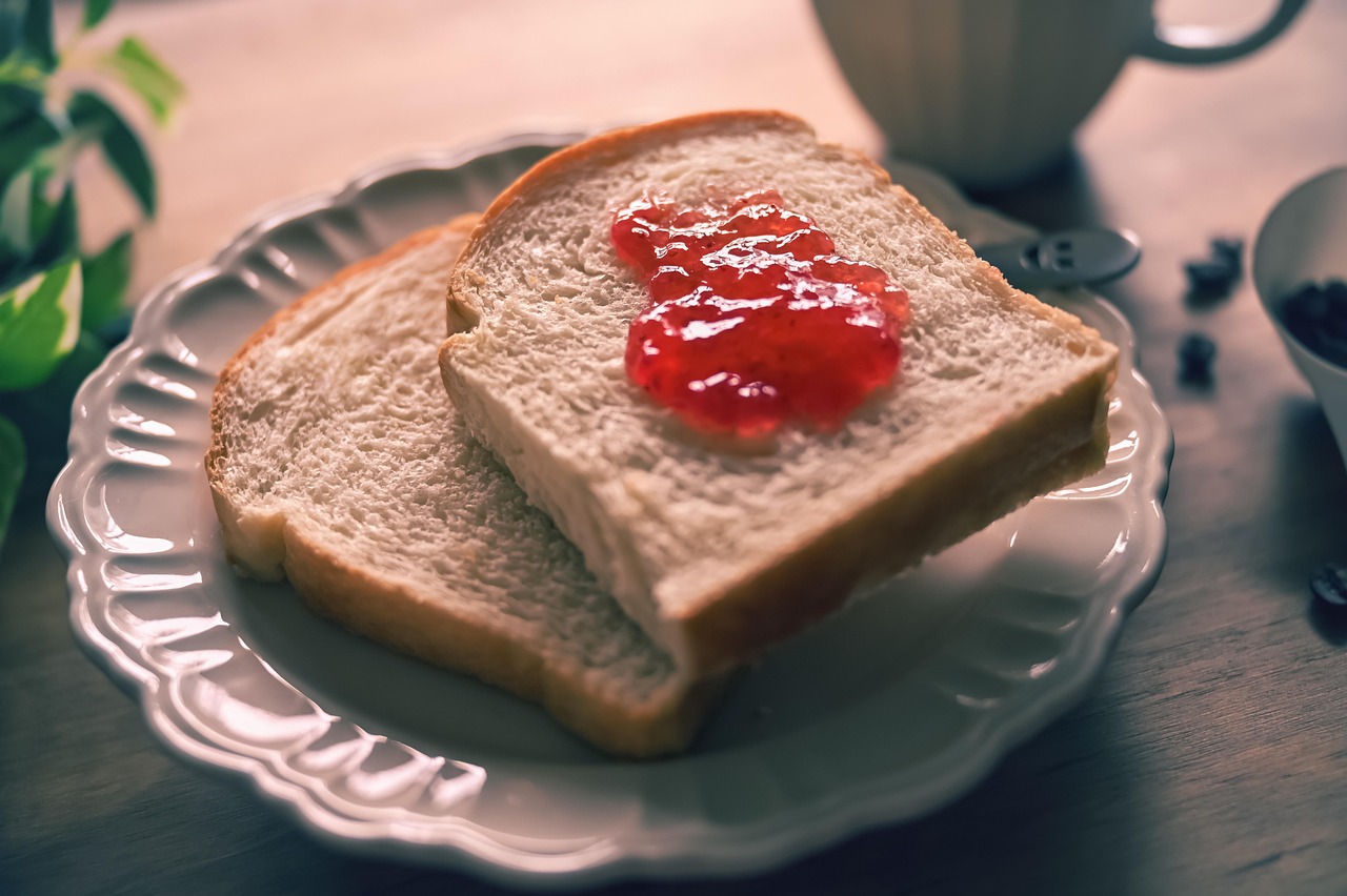 Immagine di un pranzo sano con insalata e pane integrale, simbolo di energia sostenibile.