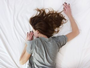 Tecnica di respirazione 4-7-8 per combattere l'insonnia e favorire il sonno profondo.