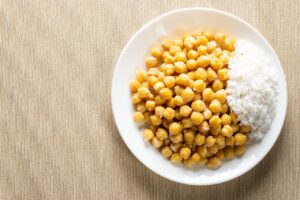 Legumi in scatola sciacquati in un colino, pronti per essere utilizzati in una ricetta.