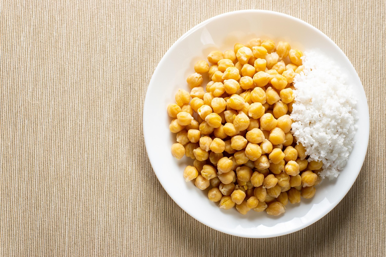 Legumi in scatola sciacquati in un colino, pronti per essere utilizzati in una ricetta.