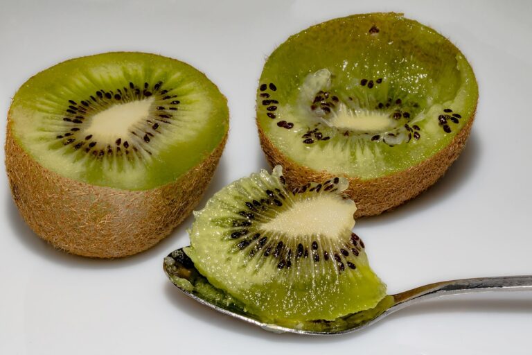 Due kiwi freschi su un tavolo, simbolo del rimedio naturale per la stitichezza.