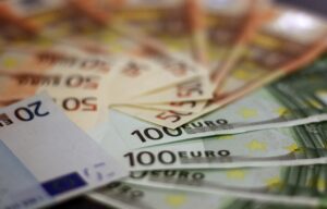 Banca che effettua una segnalazione all'Agenzia delle Entrate per un prelievo di 3.000 euro.